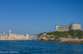 <center>Entrée du Vieux Port</center>A gauche, le fort St Jean avec la tour du fanal et celle du roi René et à droite, le palais du pharo.