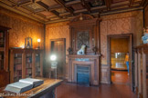 <center>Musée Paul-Arbaud. </center>Cabinet de travail de Paul Arbaud. Les murs sont habillés de tentures de bourre de soie tissées spécialement et dont les patrons sont détruits après usage, garantissant leur unicité.