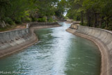 <center>Le canal près de La roque d'Anthéron. </center>