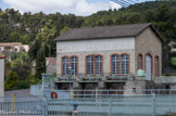 <center>Station des Giraudets. </center> C'est en 1922 que les premiers aménagements de ce site commencèrent. La ville de Marseille vient alors de voter une délibération qui concède à Gardanne, 40 litres d'eau par seconde, prélevée sur le canal de marseille, et l’autorisation de construire, à cet endroit, une usine élévatoire pour son alimentation.