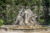 Jardin bas. La fontaine des Trois-Tritons, sculptée dans de la pierre d'Estaillades, vient fermer la perspective. Les tritons, comme les dauphins, sont des animaux mythiques alliés des dieux et plus particulièrement de Neptune, dieu des océans.