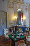 Le salon de musique.  <br>L’Hôtel de Caumont comptait ainsi un salon de musique, pièce dédiée à la pratique instrumentale. La musique a en effet joué un rôle central dans la vie sociale de la haute société au XVIIIe siècle. À l’image des souverains musiciens, comme Frédéric II de Prusse par exemple, beaucoup ont reconnu rapidement les vertus de la musique comme occupation mondaine. Le salon de musique devient alors dans les résidences un haut lieu de sociabilité.