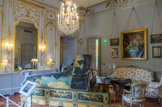 Le salon de musique.  <br> Aujourd’hui l’œuvre centrale du salon de musique est un écrin de clavecin dont la réalisation est à situer dans les toutes premières années du XVIIIe siècle. Bien que le clavecin d’époque n’ait pas été conservé, cet objet qui en est l’enveloppe, nous permet de comprendre avec quel luxe était imaginée la décoration de l’instrument de musique. Des scènes empruntées à la mythologie classique prennent place sur les