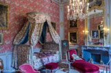 La chambre de Pauline de Caumont.<br>Cette pièce permet d’évoquer la jeunesse heureuse de cette belle aixoise. Le XVIIIe siècle avait, après la mort de Louis XIV en 1715, redécouvert l’intimité, les alcôves et les boudoirs. Les fastes de Versailles laissent place à une vie plus confortable, les intérieurs deviennent des lieux où le luxe se mêle à la douceur de vivre.
Le lit présenté dans cette pièce est typique de ce goût du règne de Louis XV pour les alcôves et les lieux intimes. Il s’agit d’un lit dit 