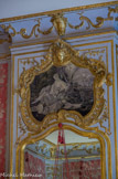 La chambre de Pauline de Caumont.<br> Le trumeau au-dessus de la cheminée serpente sur le mur dans ses courbes, typique du rocaille. A son sommet, il convient de noter le blason ces Bruny avec leur cerf. Paroxysme du luxe, les occupants de l'hôtel inscrivent leur marque dans les murs.