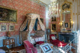 La chambre de Pauline de Caumont.<br>Son décor est l'un des plus riches de l'hôtel de Caumont. Elle aussi intégralement redoré à la technique de la dorure à l’eau. Elle a la particularité d'offrir une iconographie riche. Le trumeau au-dessus de la cheminée serpente sur le mur dans ses courbes, typique du rocaille.