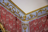 La chambre de Pauline de Caumont.<br>Les dorures des salons de l’Hôtel de Caumont ont été restaurées par Anne-Laure Thuret restauratrice et Stéphane Roussel, doreur ornemaniste. Les différentes couches de dorures et bronzines ont d’abord été dégagées au scalpel ou à l’aide de solvants montés en gel Puis, le doreur a appliqué de nouvelles feuilles d'or en veillant à créer un passage entre dorures anciennes et nouvelles.