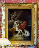 La chambre de Pauline de Caumont.<br> Femme au bain. Ecole hollandaise du 18e siècle. Le tableau appartient à l'école hollandaise du 18e siècle et représente une femme au bain entourée de deux servantes. Il pourrait représenter Bethsabée se préparant à rejoindre la couche du roi David. Cet épisode est raconté dans l'Ancien Testament : le roi David jaloux du mari de Bethsabée dont il s'était épris, le fit périr à la guerre. Il invita par la suite Bethsabée à le rejoindre, c'est de cette union qui naquit par la suite le roi Salomon. L'épisode souvent représenté par les peintres est le moment où Bethsabée se pare de ses plus beaux atouts pour rejoindre le roi David, aidée par des servantes. C'est l'occasion ici pour l'artiste de produire deux nus féminins, magnifiés par un drapé virtuose et un paysage nocturne ouvrant la perspective. La scène est surplombée d'une fontaine prenant la forme d'un zéphyr tenant une vasque d'où s'échappe l'eau. L'artiste joua du caractère nocturne de la scène pour modeler par les ombres les différents volumes.