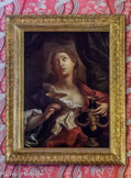 La chambre de Pauline de Caumont.<br>Le tableau représentant La Reine Artémise, attribué à Antoine (1667-1739), évoque le destin de la veuve de Mausole, dont elle était aussi la sœur. Sa passion pour son mari fut rapportée par Pline l'Ancien qui raconte qu'elle fit édifier en l'honneur de Mausole le fameux Mausolée d'Halicarnasse, l'une des sept merveilles du monde. Mais sa dévotion envers son mari disparu l’amenait aussi à mélanger quotidiennement des cendres à sa boisson ; c'est ce qu'illustre le peintre dans la toile ici présentée. Artémise porte la couronne des reines d'Halicarnasse et tient d’une main l'urne des cendres de Mausole et de l'autre la coupe dans laquelle elle les mélange à son breuvage.