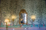 Salon chinois <br>On a fait exécuter sur mesure, en Chine, un magnifique papier peint évoquant à merveille le goût du XVIIIe siècle européen pour ce que l’on nommait alors les chinoiseries.