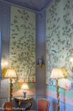 Salon chinois <br>On a fait exécuter sur mesure, en Chine, un magnifique papier peint évoquant à merveille le goût du XVIIIe siècle européen pour ce que l’on nommait alors les chinoiseries.