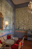 Salon chinois <br>On a fait exécuter sur mesure, en Chine, un magnifique papier peint évoquant à merveille le goût du XVIIIe siècle européen pour ce que l’on nommait alors les chinoiseries.