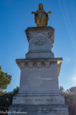 <center>Châteaurenard</center>La Vierge dorée. En 1844, une première mission du curé Bonifait permit d'édifier le calvaire. En 1867, nous, moines Capucins, prêchons la parole de Dieu afin de ranimer la foi des Châteaurenardais. Ensemble nous érigeons la statue de la Vierge dorée. Ce n'est pas une mince affaire car elle pèse 1860 kg ! Cela nécessite le concours de nombreux hommes et mulets. Sur son socle on peut lire « ils m'ont établi gardienne de la ville ».