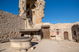 <center>Le château de Châteaurenard</center>La courtine, avec le puits et l'entrée du château.