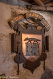 <center>Le château de Châteaurenard</center>Les armoiries de Châteaurenard. L'inscription : A l'abri dans la forteresse, je veille.