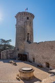 <center>Le château de Châteaurenard</center>La Tour du Griffon et la courtine.