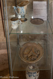 <center>Le château de Châteaurenard</center>Ces faïences du XVIIIe siècle, trouvées dans le puit du château (Fouilles réalisées en 1990) furent fabriquées dans les ateliers de Moustiers-Sainte-Marie, village situé dans le Verdon. Ces porcelaines appartenaient à la famille Aymar d’AIbi de Brès et de Châteaurenard, dont certains plats sont décorés aux armes de la famille.
2 : Saucière (dite Chinoisante).
3 : Tasse à café (dite à la Turc).
4 : Aiguière (carafe) en faïence.
5 : Assiette et fragments de faïence.
6 : Chevrette à goulot et à bec (pot à pharmacie).