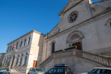 <center>L'église Saint-Denys et la mairie.</center>