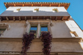 <center>Maison médiévale</center>Maistre Guillaume, architecte d’Anjou, vous salue ! Je suis venu ici sur demande de nombreux nobles et chevaliers désireux de se faire construire des maisons à. encorbellement. Cette technique angevine permet de laisser une rue assez large en gagnant de la surface en étage. C’est aussi une astuce pour payer moins d’impôts car au XVème siècle, une taxe est levée en fonction de la surface au sol de la maison.