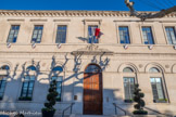<center>La mairie de Châteaurenard</center>Le conseil municipal siège dans cette maison commune où déjà, au XV siècle, les consuls se réunissaient pour défendre les intérêts de la cité.
La façade classique avec corniches, fenêtres, chapiteaux et porte imposante, rappelant la devise républicaine, date du XIX e siècle.