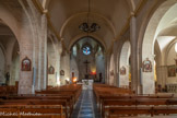 <center>L'église Saint-Denys.</center>Elle cache derrière sa façade XIXème, une grande nef romane ainsi qu'un beau chœur gothique. Au milieu du XIVème siècle, l’ancien chœur roman fut remplacé par un chœur gothique. Entre 1832 et 1848, d’importants travaux d’agrandissement furent menés. On construisit alors les nefs latérales.