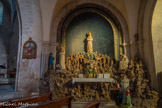 <center>L'église Saint-Denys.</center>A droite du chœur, un autel a été érigé, tel un formidable ex-voto qui retrace le message de la Belle Dame de la Salette, en remerciement de la guérison miraculeuse qui rendit à Thérèse Nicolas, paroissienne de Châteaurenard, le 8 septembre 1873, l’usage de ses jambes paralysées. La rocaille représentant la montagne de la Salette a été réalisée en pierres de quartz, malheureusement ternies par la fumée et la poussière.