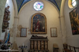 <center>L'église Saint-Denys.</center>Dans la chapelle de saint Joseph, construite au XIXème siècle par les charpentiers, se trouve le «monument aux morts», un gisant en mémoire du soldat inconnu. On peut lire sur des plaques de marbre la liste des morts et disparus des dernières guerres. Dans cette chapelle a été accrochée une toile monumentale représentant le Christ en croix ; cette œuvre a été offerte à la paroisse par un peintre châteaurenardais, alors que Père Maurice ROLLAND y était curé.