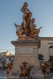 <center>Châteaurenard</center>Fontaine de la Durance. La Durance, personnifiée par une femme aux formes généreuses, tient dans un bras une cruche d’où s'écoule l'eau bienfaitrice qu'elle verse sur ses rives. Cérès, la déesse de la fertilité, arborant la coiffe de Mireille, se tient près d'une charrue et répand abondamment ses fruits, de riches primeurs et des épis dorés. 
L'inscription qu'elle porte 