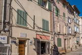 <center>Cuges.</center> De l'autre côté de la place, une ancienne auberge où se serait arrêté Victor Hugo le 1er octobre 1839 lors d’un voyages en Provence. Cette auberge formait un bloc important qui rejoignait la rue principale, comme on le voit sur le cadastre napoléonien. Au début du XXe siècle s'y est installé le cercle de la connaissance.