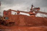 <center></center><center> Alteo </center> A Fos, il y a un 130000 t de bauxite stockés. Ici, il y en a 10-12000 t, ce qui correspond à environ 4 jours de fonstionnement.