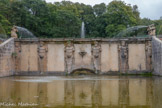 <center>Les jardins d'Albertas</center>Le « Bassin des Tritons » pièce maitresse des Jardins, huit tritons  soufflent de l'eau, la terrasse est soutenue par quatre atlantes angainés et deux autres dans les coins.
