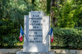 <center>La poudrerie de Saint-Chamas. </center>Le monument aux victimes des explosions de 1936 et 1940.