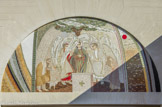 <center>Istres. </center> Céramique du tympan.  Dix spécialistes de la mosaïque, des ouvriers italiens, serbo-croates et mexicains dont 4 femmes, ont pendant trois jours réalisé la fresque religieuse du tympan de l’Église de la Sainte Famille sous la houlette du Père Marko Ivan Rupnik, jésuite. 800000 pierres, en onyx, marbre, émaux ou galets, ont été nécessaires pour réaliser les 5 personnages composant la mosaïque.