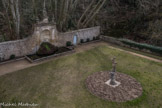 Au centre de la terrasse engazonnée, une statue d’une gracieuse déesse se dresse. Le jardin se termine par une fontaine monumentale, surmontée d’un édicule, flanqué de trois très beaux pots à feu.