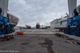 <center>Les Chantiers Navals de La Ciotat. </center>Au pied de l'élévateur à sangle pour les bateaux de 300 t /45 mètres de long.  La plateforme de stationnement des bateaux.