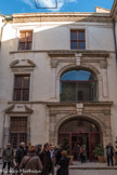 <center>Château des Cauvet </center> L'aile est est due à Henri de Covet, vers 1640, puis à Jean-Baptiste II vers 1660-1670. Le premier fit édifier la travée gauche ouverte par de grandes fenêtres à fronton brisé dans le style des hôtels aixois. Son fils termina l'aile selon la même inspiration, grâce à l'acquisition en 1658 de deux maisons contiguës dont restent des traces dans l'escalier. Une immense loggia ouverte abrite ce dernier bâti en pierre de Calissanne. L'aile s'achève par les appartements neufs.