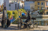 Sculpture en bronze installée sur le port de Martigues-Ferrières. Créée en 2010 par Sébastien Langloys. Elle représente un pêcheur et une remailleuse de filet du début du XX.