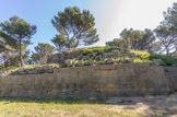 <center>Saint Blaise. </center> Bastion polygonal du rempart grec. Sauf une lacune d'environ 70 mètres dans sa partie centrale, on en connaît quasiment tout le développement et tous les ouvrages. Dans un parcours en ligne brisée de plus de 400 mètres, qui suivent les accidents du relief. L'enceinte comprend 11 courtines, ponctuées de 3 tours quadrangulaires et d'autant de saillants, qualifiés aussi de bastions. Elle est percée d'une porte charretière et de trois ou quatre poternes.