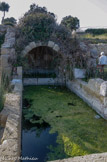 <center>Tholon. </center> La fontaine de l'Arc. Elle se compose également de deux réservoirs voûtés dans lesquels plusieurs ouvertures permettaient le puisage de l'eau. Le bâtiment de cette fontaine abritait à l'étage un système de pompe alimentant un petit aqueduc qui desservait le lavoir de Tholon.