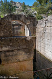 <center>Glanum</center>La source sacrée. La source constitue le cœur de l’oppidum gaulois. Cette source aux eaux qui ne tarissent jamais est placée sous la protection de Glan et des déesses-mères protectrices.
À l’époque hellénistique, un monument est construit pour abriter cette eau merveilleuse et ainsi la protéger des intempéries mais également pour récupérer les eaux de ruissellement des Alpilles.
À l’époque romaine se développe un véritable pèlerinage autour de la source à laquelle on prête des vertus guérisseuses particulières : celles de guérir les maladies affectant notamment les membres. Quelques autels votifs ornés de représentations anatomiques témoignent de cette ferveur à l’eau sacrée