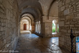 <center>Monastère Saint-Paul-de-Mausole</center>Chef-d'œuvre de l'art roman provençal, le cloître intérieur des XIe et XIIe siècles est adossé à l'église, réciproquement mis en valeur par un jardin médiéval remarquable. Les deux galeries nord et est sont construites vers 1140-1150, et les deux autres galeries sont construites à la fin du XIIe siècle.