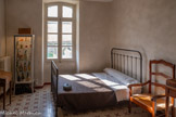 <center>Monastère Saint-Paul-de-Mausole</center>Chambre du docteur Schweitzer. À l’arrivée du couple Schweitzer, les détenus du camps – une centaine d’Alsaciens et de Lorrains, dont une majorité d’instituteurs – organisent une véritable fête : le docteur est déjà auréolé d’une certaine réputation et sa présence redonne le moral à tous. Jusqu’à sa libération en juillet 1918, il devient le médecin du camp, mais aussi celui de la population saint-rémoise, laquelle, en échange de ses soins, lui apporte de la nourriture qu’il redistribue à ses compagnons internés. <br>
Plusieurs décennies plus tard, en 1959, le docteur Schweitzer, alors au Gabon dans l’hôpital qu’il avait créé en 1914, débute une correspondance avec Louis Vigne, alors maire de Saint-Rémy