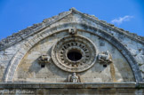 <center>Chapelle saint Gabriel</center>Dans la partie supérieure, une archivolte originale entoure un oculus orné de feuilles et de masques, et flanqué des symboles des quatre évangélistes : Jean (l'aigle), Matthieu (l'homme), Luc (le taureau) et Marc (le lion), dont la disposition (avec le symbole de Jean placé en haut) est une réminiscence carolingienne. Cet oculus est modifié vers 1180 : précédemment, l'ouverture était fermée par une plaque sur laquelle se trouvait l'agneau pascal (aujourd'hui sur le fronton) contemplé par les têtes sur la bordure. Il s'agissait d'une représentation de la Jérusalem céleste.