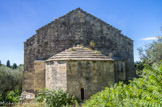 <center>Chapelle saint Gabriel</center>L'abside de la chapelle est de plan pentagonal à l'extérieur, recouverte de dalles calcaires. L'édifice est remarquable de par ses proportions.