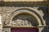 <center>Chapelle saint Gabriel</center>Au-dessus de la porte d'entrée, sur le tympan en plein cintre, est figuré à gauche l'épisode de Daniel à qui Gabriel annonce la venue du Messie. C'est la scène de Daniel dans la fosse aux lions, jeté aux fauves car il adorait son Dieu plutôt que son roi. Au centre, l’ange prend Habacuc par les cheveux pour le transporter dans les airs à Babylone, avec son potage, qu’il tient dans son panier. A droite, Adam et Ève autour de l'Arbre de la connaissance du bien et du mal entouré du Serpent.