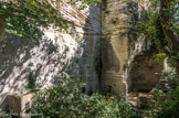 <center>Abbaye de Saint-Roman</center>Chapelle et cellules, citernes et celliers, ces vestiges de vie monastique troglodytique sont uniques en Europe occidentale. Vers la fin du Ve siècle, des ermites, peut-être disciples de Saint Roman (fondateur de monastères dans le Jura, mort en 460), s'installent sur ce rocher et deviennent de plus en plus nombreux au fil du temps. Vers le VIIe siècle, la communauté d'ermites adopte la règle de saint Benoît et devient une abbaye bénédictine. Les moines agrandissent alors les cavités naturelles pour y installer chapelle et cellules.
