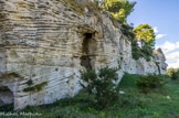 <center>Abbaye de Saint-Roman</center>Les moines ont réalisé cette protection au moment de la guerre de Cent Ans. A cette époque, ils avaient des constructions sur la terrasse et n'occupaient plus toute la partie troglodytique. Un peu avant les guerres de Religion, le seigneur laïc remplace les bâtiments monastiques par un petit château aujourd'hui disparu.