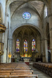 <center>La Collégiale Royale Sainte MARTHE de Tarascon</center>La nef principale est supportée par des colonnes à faisceau : les petites soutiennent les croisées d’ogive et les grosses, les arcs-doubleaux. Clé de voûte du choeur représentant Sainte Marthe enseignant.