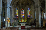 <center>La Collégiale Royale Sainte MARTHE de Tarascon</center>Le Chœur de l'église. Une restauration de 1857 rend au chœur son aspect harmonieux. Sous le maître-autel (fin XVIIIe) en marbre polychrome, offert par le chanoine Clerc de Mollières, se trouve la crypte funéraire de certains chanoines de la collégiale.