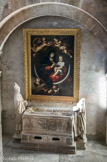 <center>La Collégiale Royale Sainte MARTHE de Tarascon</center>Le Cénotaphe de Sainte Marthe où ont été déposées ultérieurement les reliques de Sainte Marthe a été sculpté par Francesco Laurana. Les pèlerins touchaient les reliques avec un linge à travers les « fenestrelles » (fentes inférieures). Au-dessus, le corps de Marthe repose, entouré de deux personnages. Saint Front, l’évêque de Périgueux, et Sainte Marcelle, servante de Marthe ?